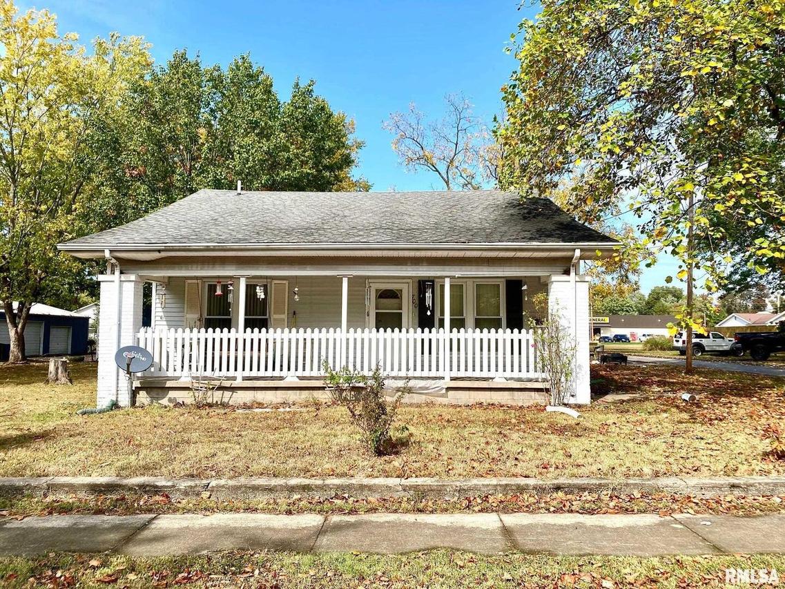 700 W 5th St., Johnston City, IL 62951