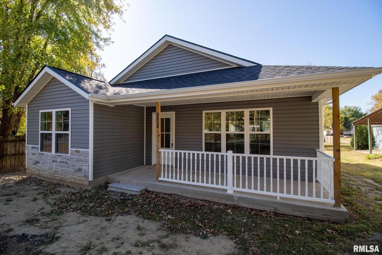 902 Monroe Ave., Johnston City, IL 62951