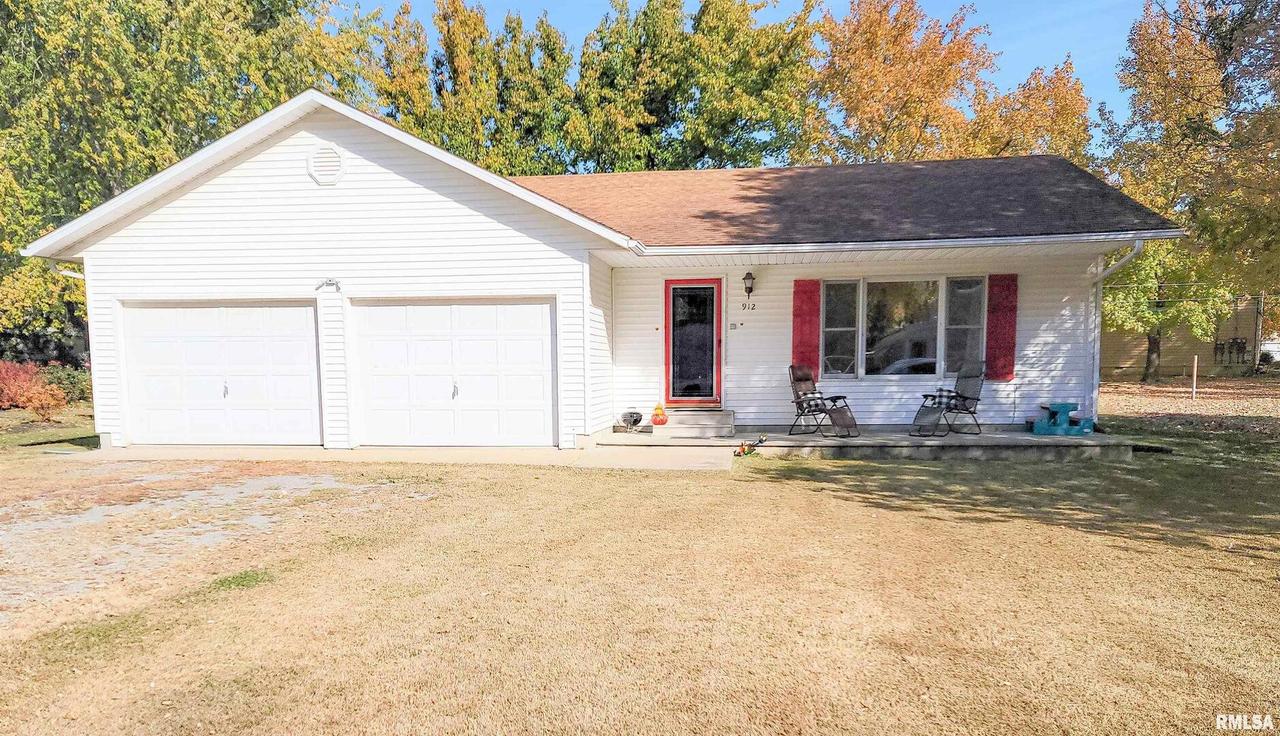 912 W 5th St., Flora, IL 62839