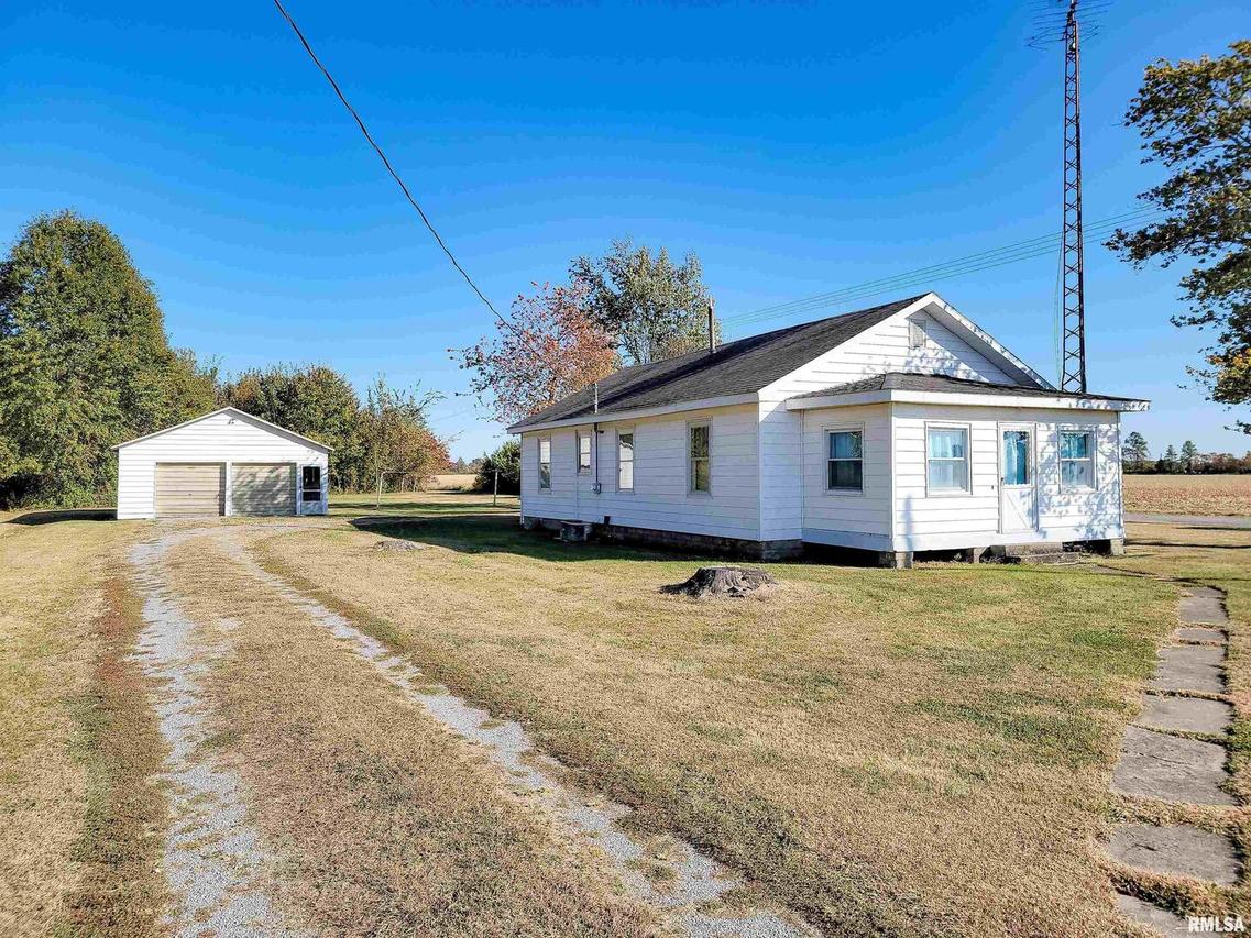 3058 Blue Mound Rd., Flora, IL 62839