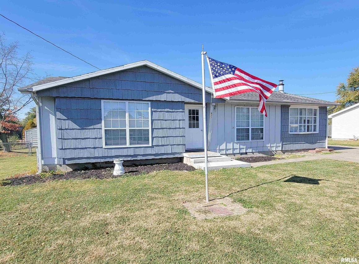 831 Lamson St., Flora, IL 62839