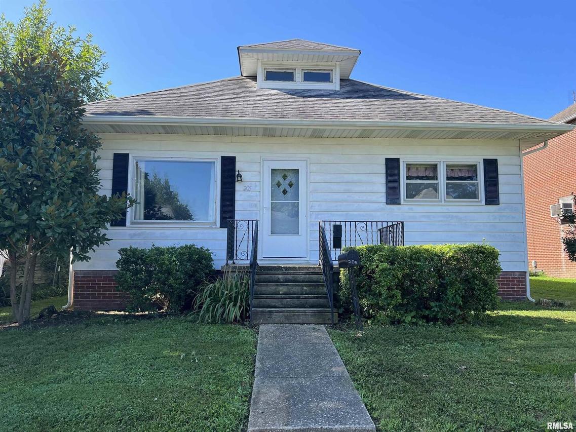 205 W College St., Harrisburg, IL 62946