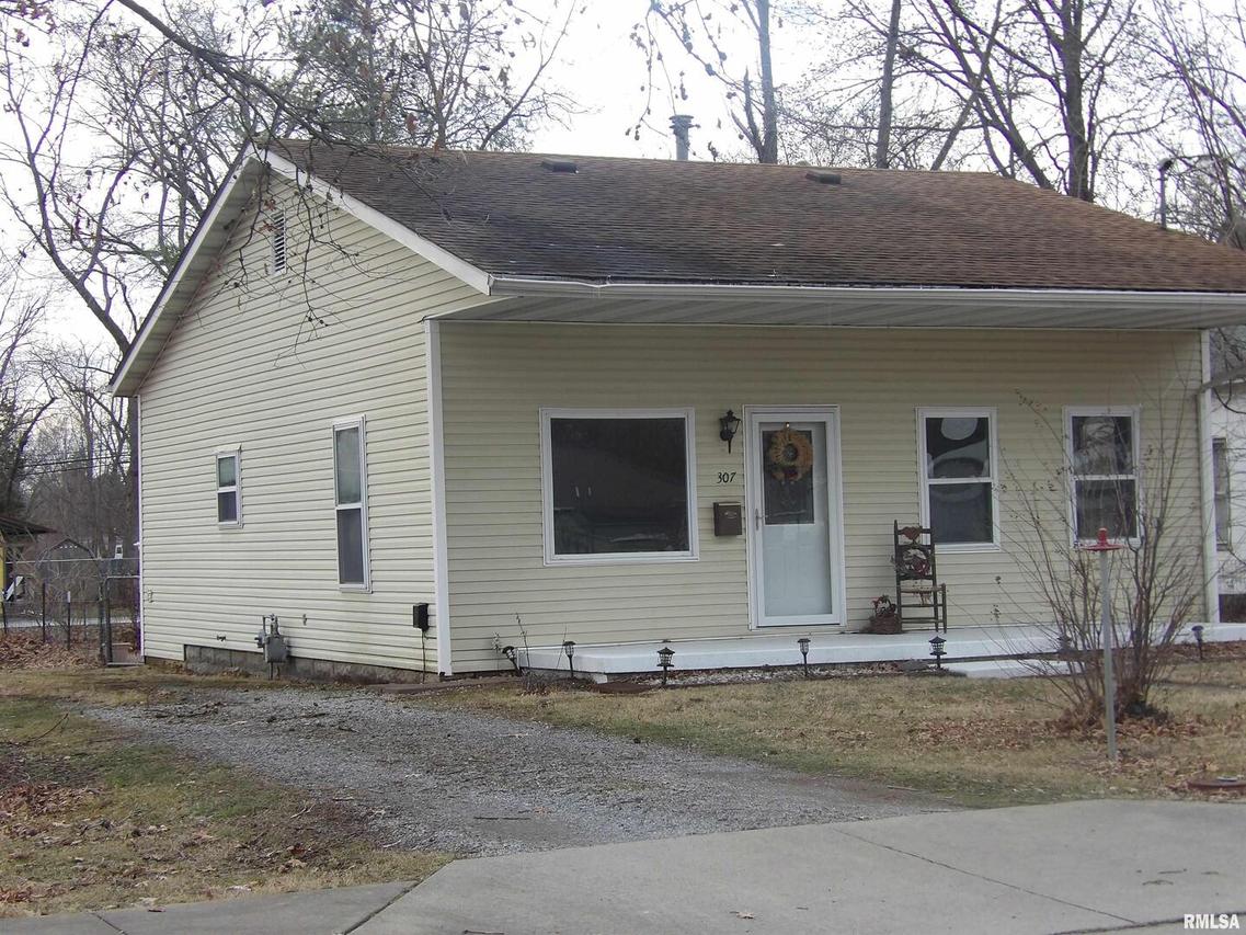 307 S Duquoin St., Benton, IL 62812