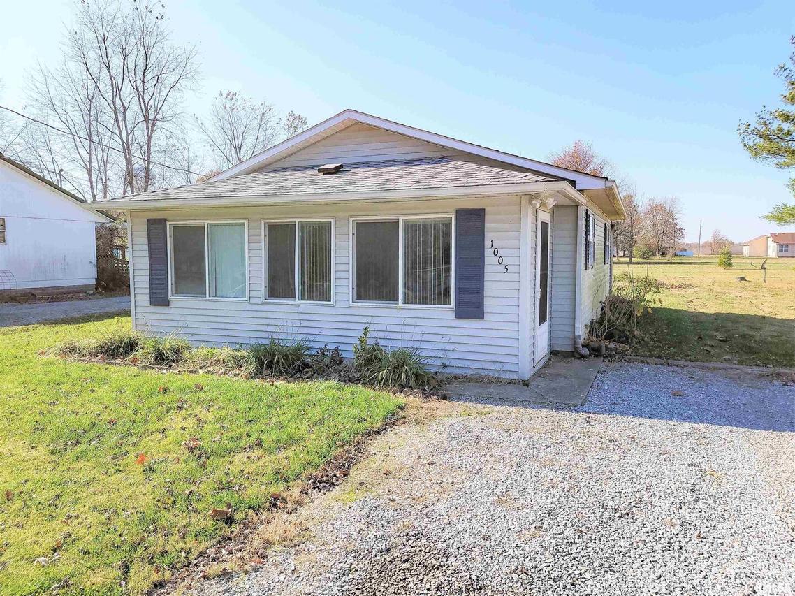 1005 Lamson St., Flora, IL 62839