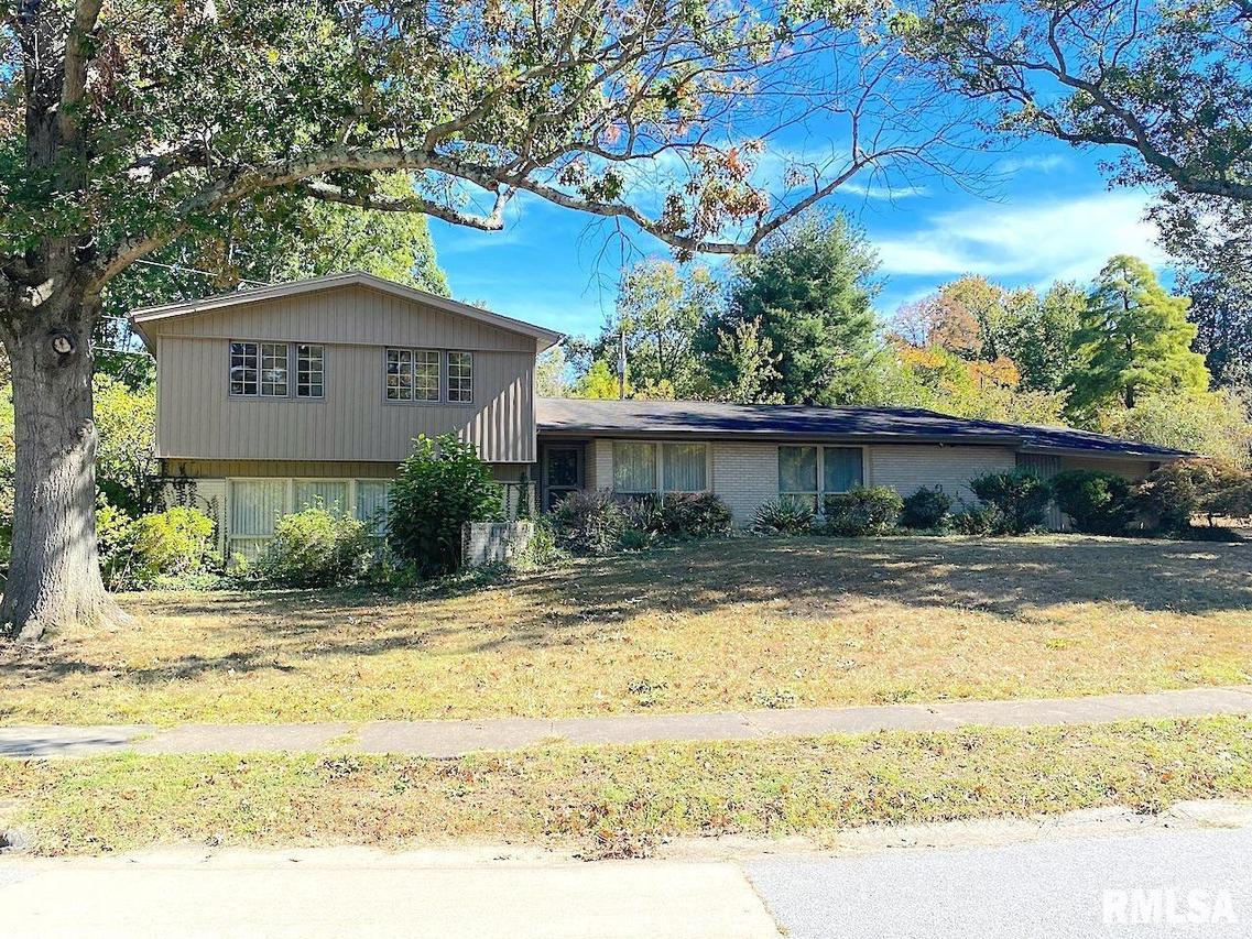 903 S Briarwood Dr., Carbondale, IL 62901