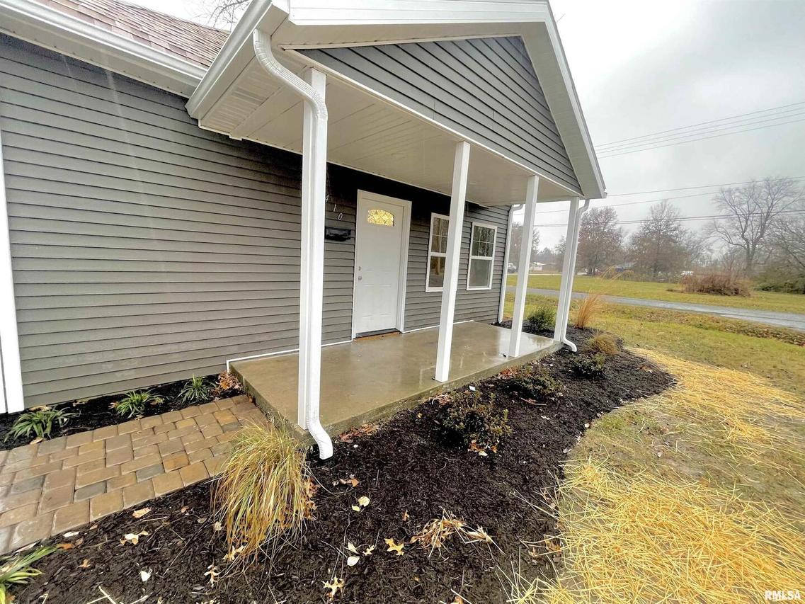 410 East Dr., Flora, IL 62839