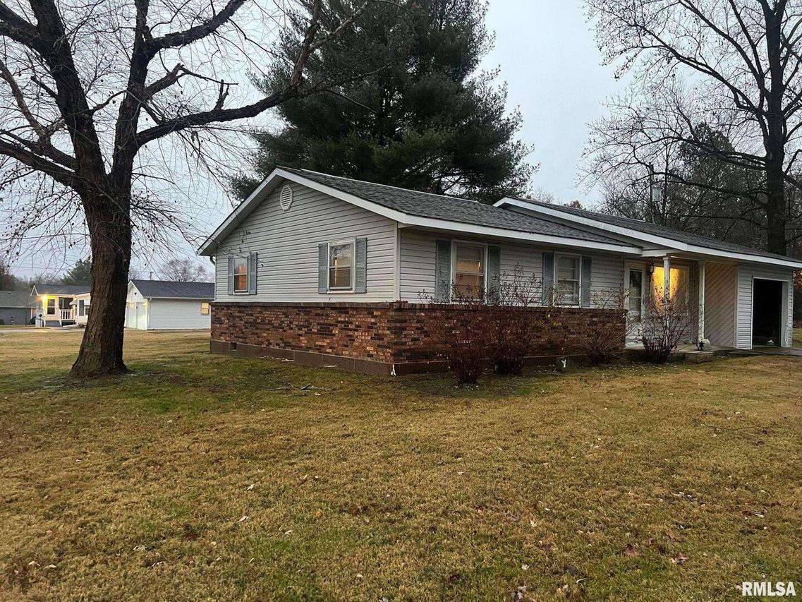 1301 E 8th St., West Frankfort, IL 62896