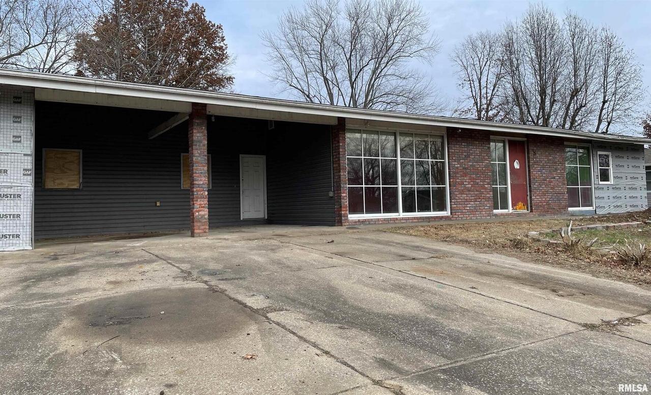 302 Lakeshore Dr., Carterville, IL 62918