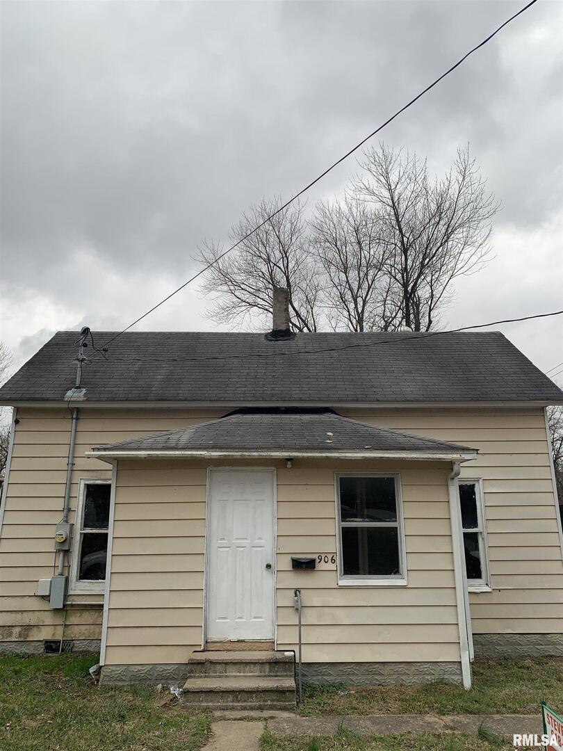906 S State St., Christopher, IL 62822