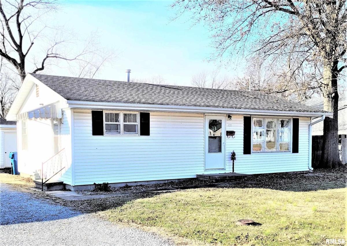 121 Thomas St., Flora, IL 62839