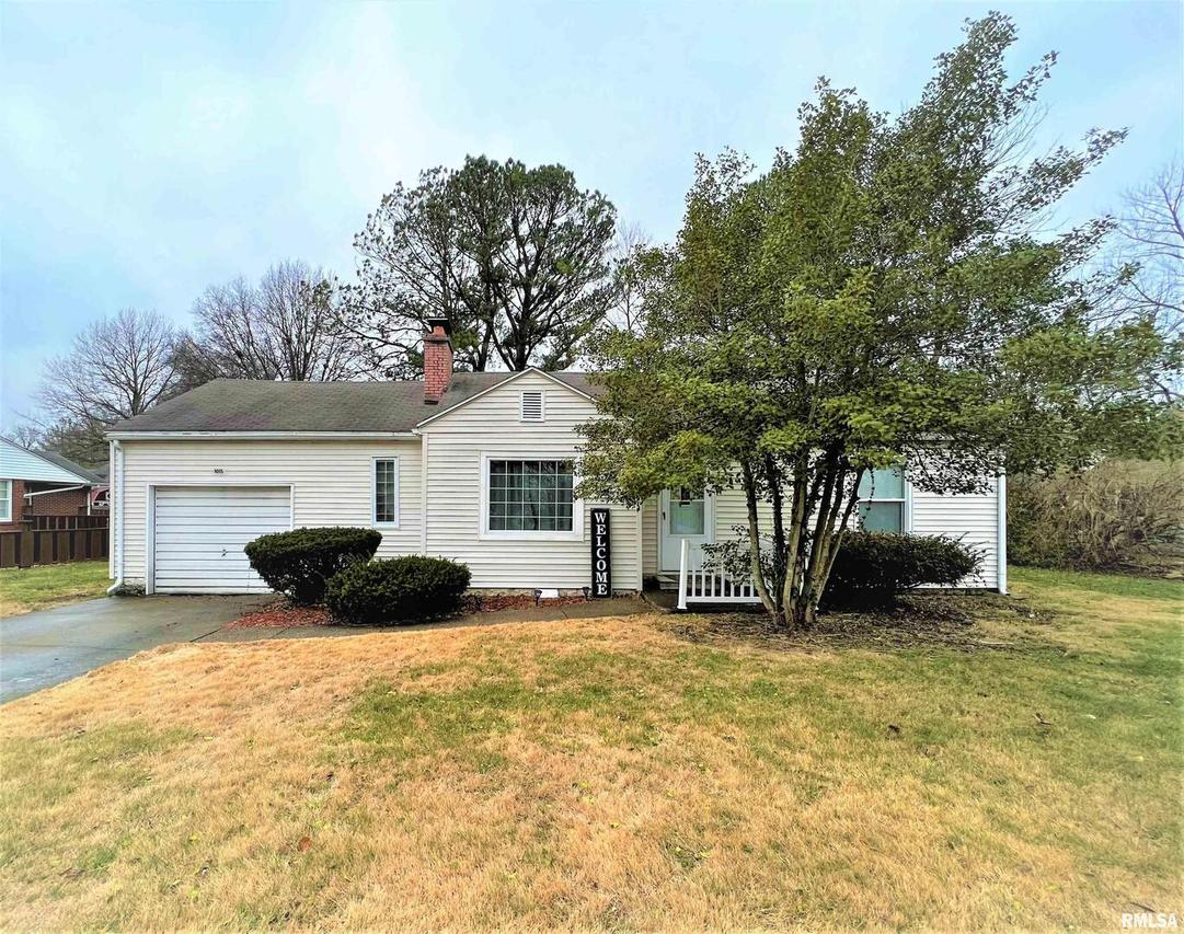 1015 N Locust St., Flora, IL 62839