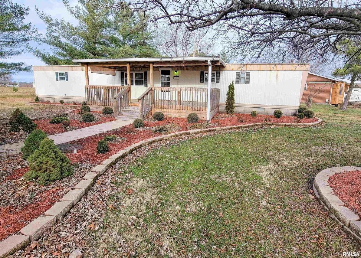 1011 Lamson St., Flora, IL 62839