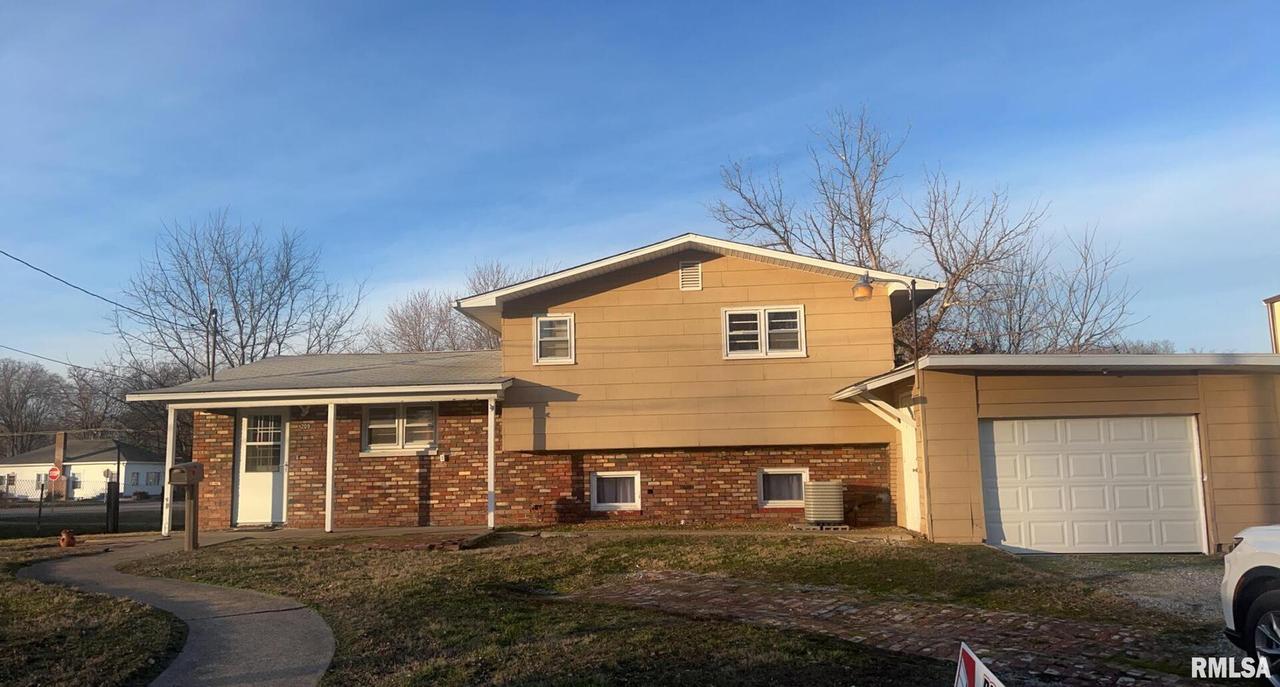 209 W Adelaide Ave., Christopher, IL 62822