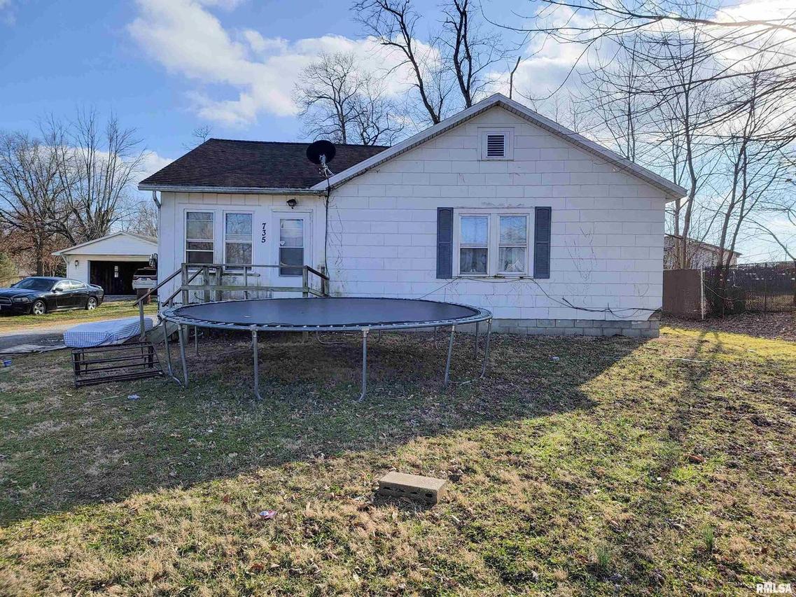 735 Monroe St., Louisville, IL 62858