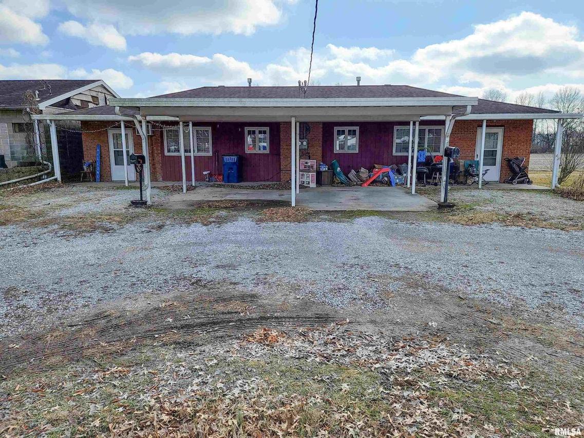 448 East Dr., Flora, IL 62839