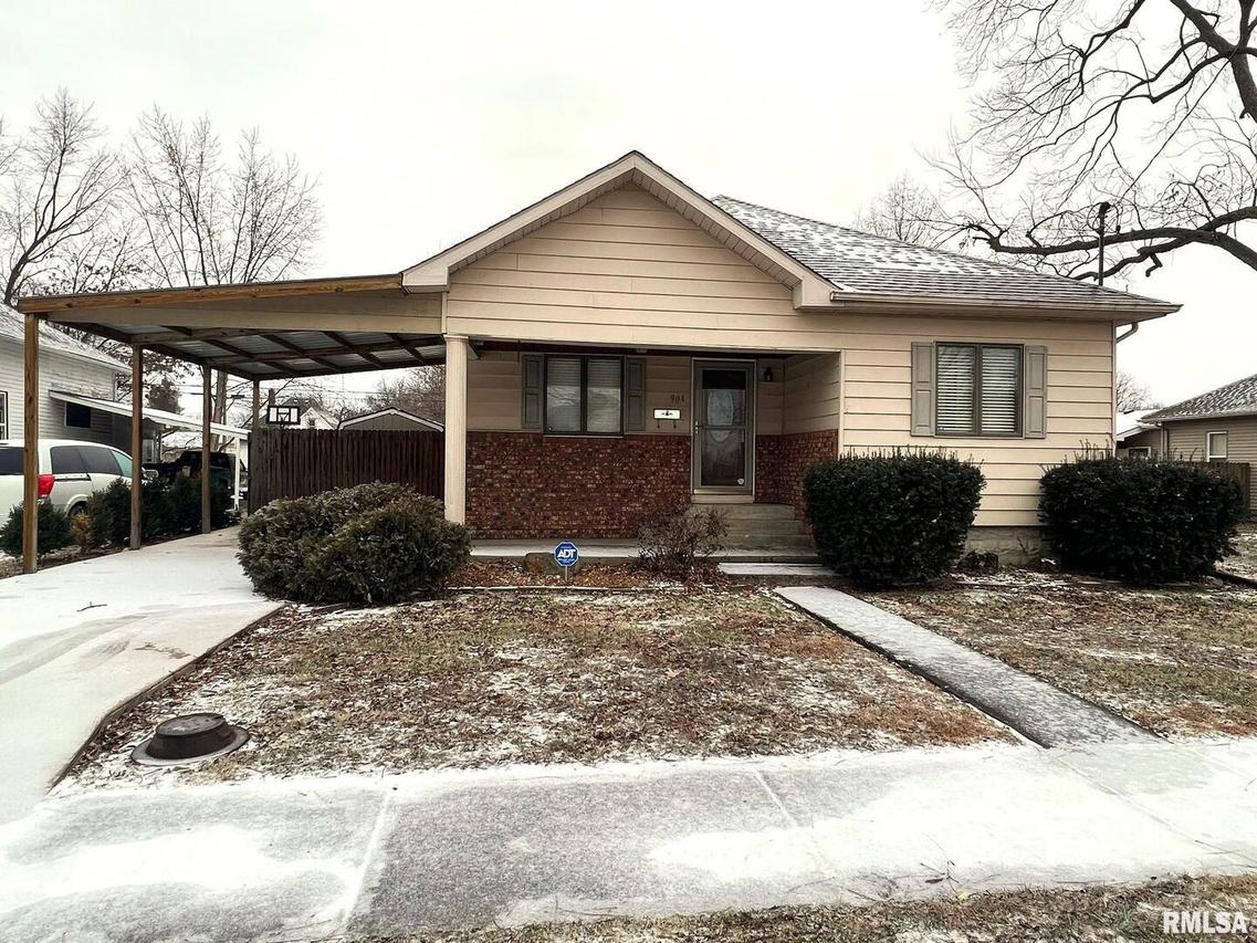 904 E Oak St., West Frankfort, IL 62896