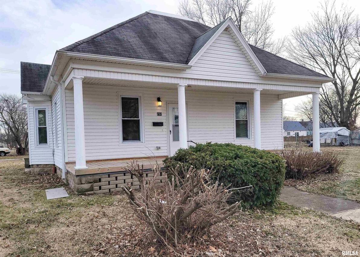 232 E 7th St., Flora, IL 62839
