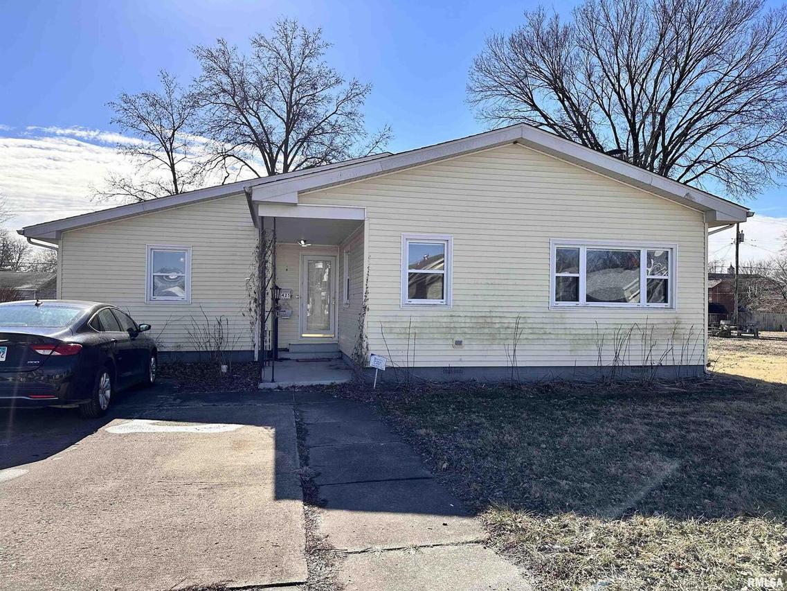 425 E Boone St., Salem, IL 62881