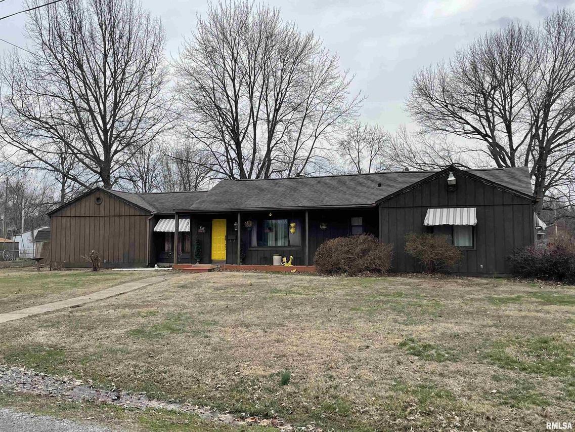 1300 E Webster St., Benton, IL 62812