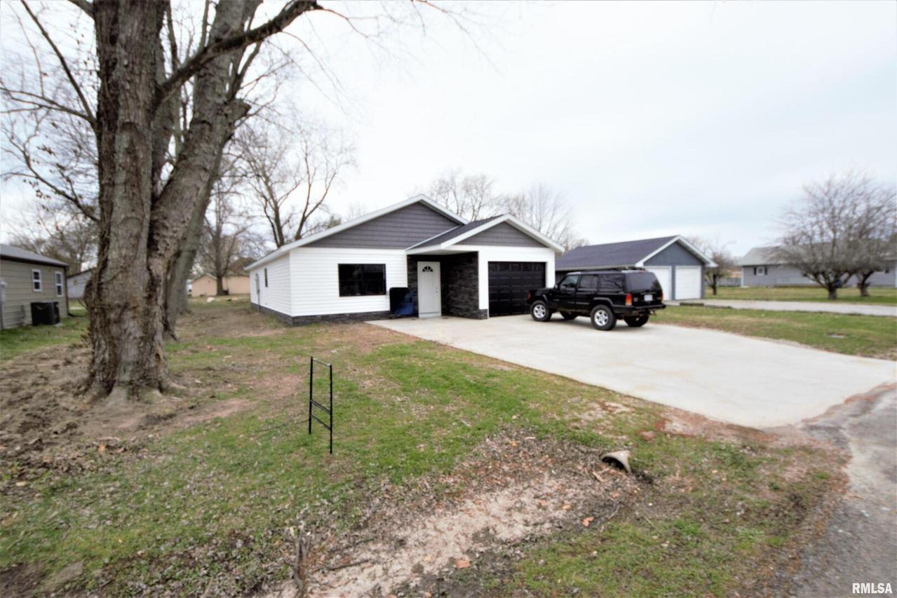 305 W Lucretia St., Sesser, IL 62884