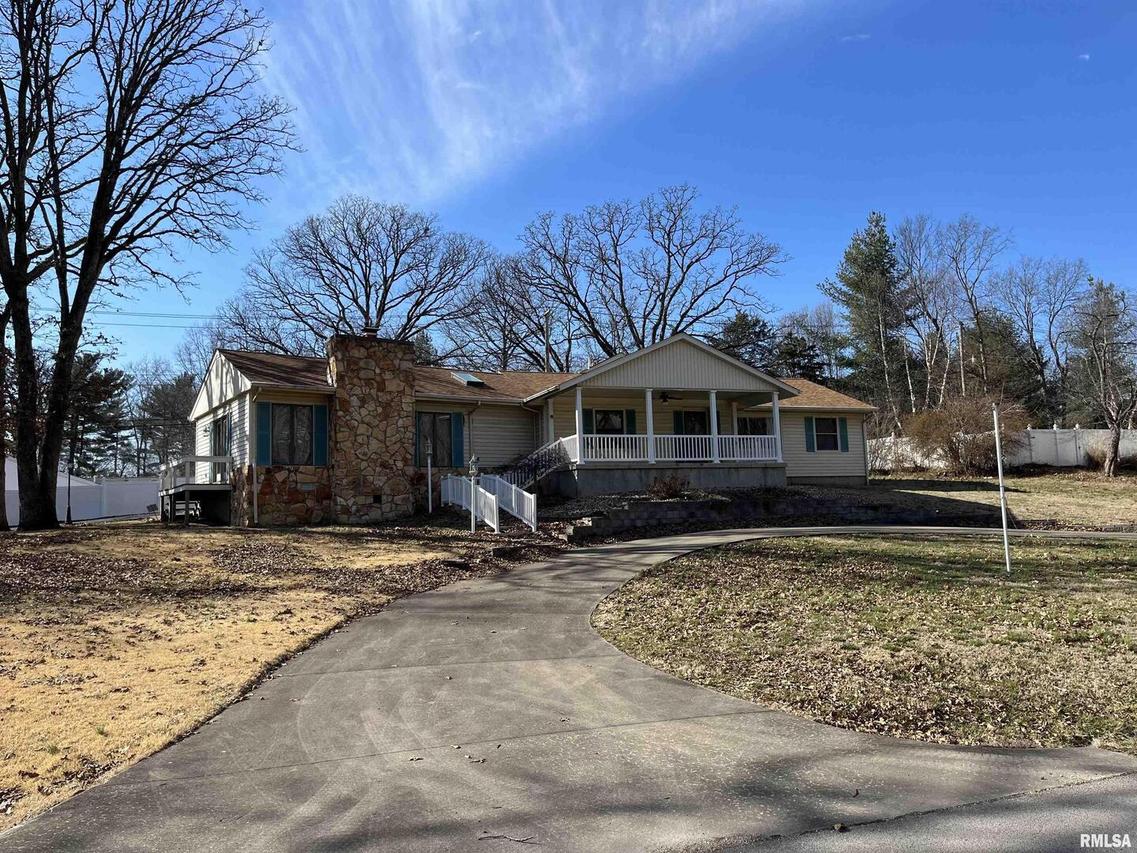 1131 N College Ave., Salem, IL 62881