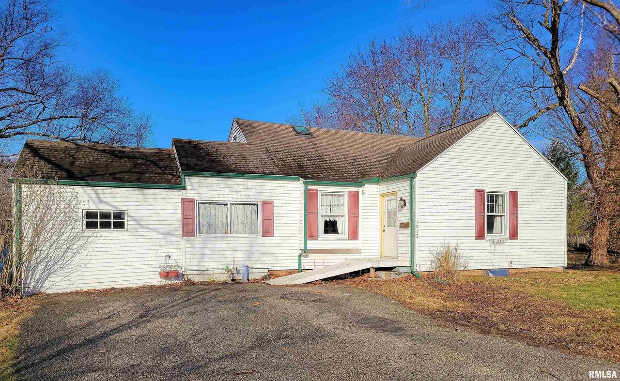 1013 N State Rd., Flora, IL 62839