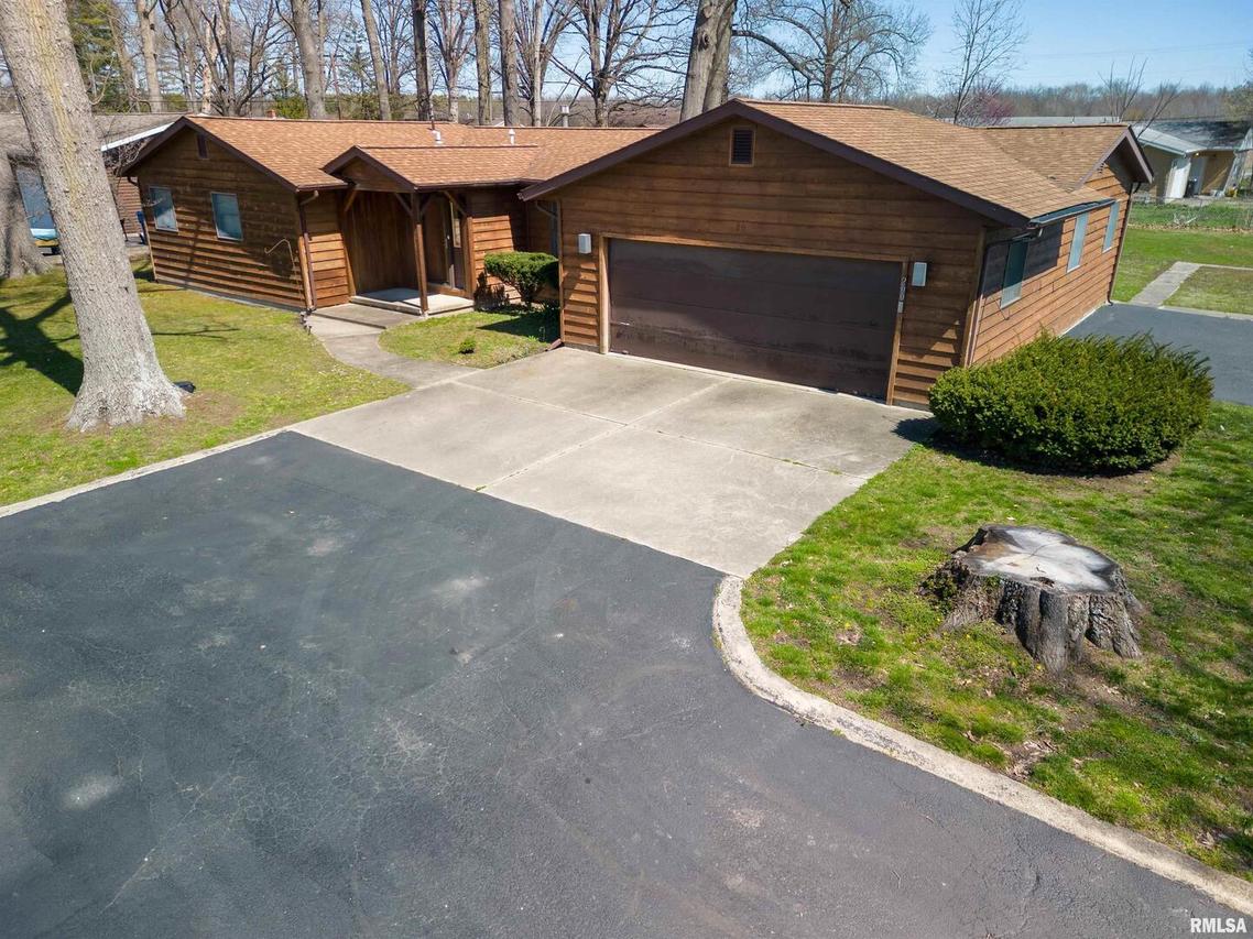 200 Oak Tree Dr., Salem, IL 62881