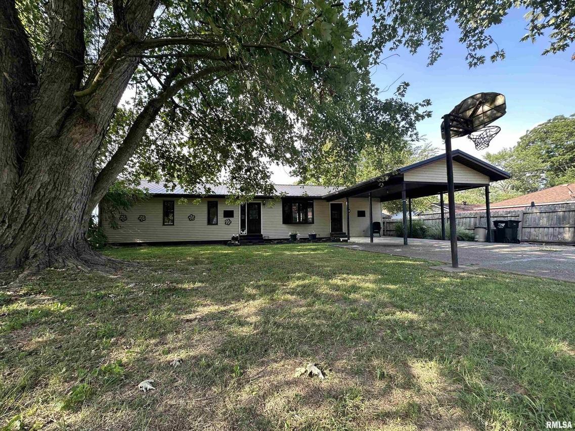 509 1st St., Crossville, IL 62827