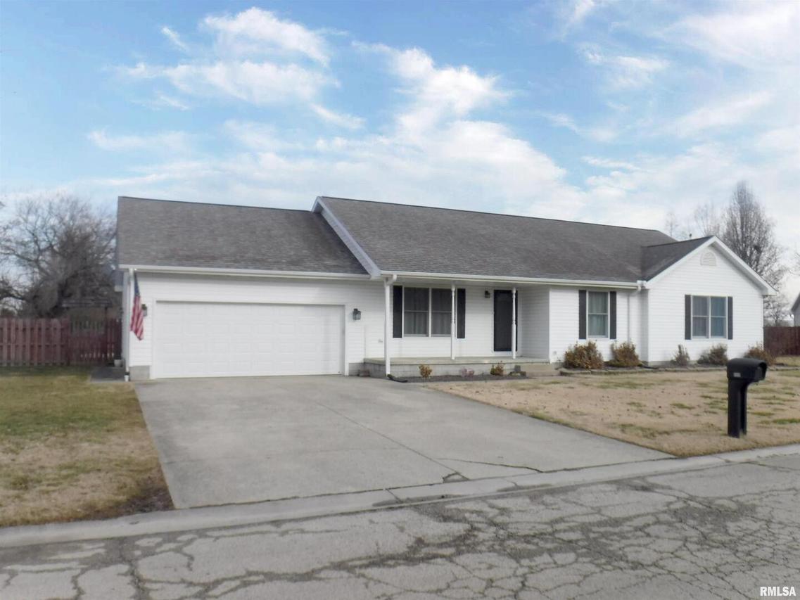 500 Sherwood Ln., Salem, IL 62881