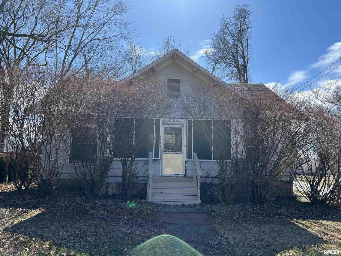 807 W Pecan St., Carbondale, IL 62901