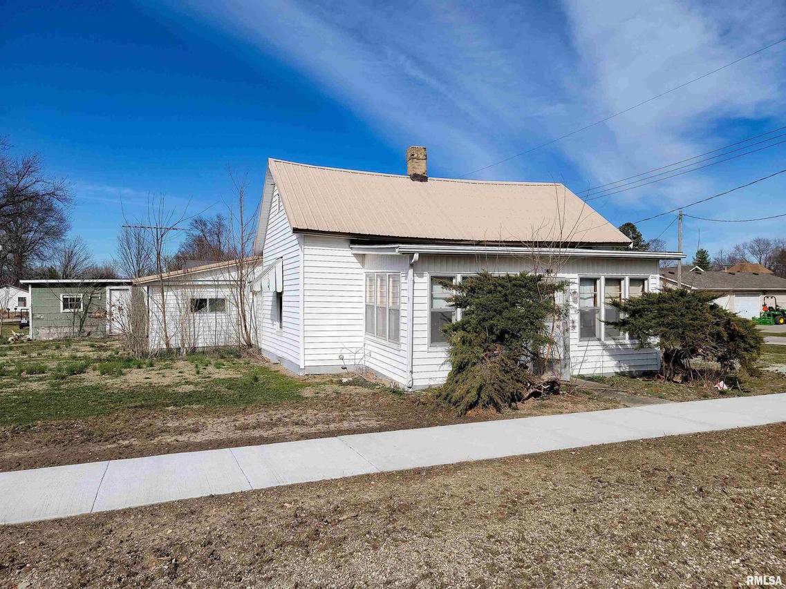 710 Johnson St., Louisville, IL 62858