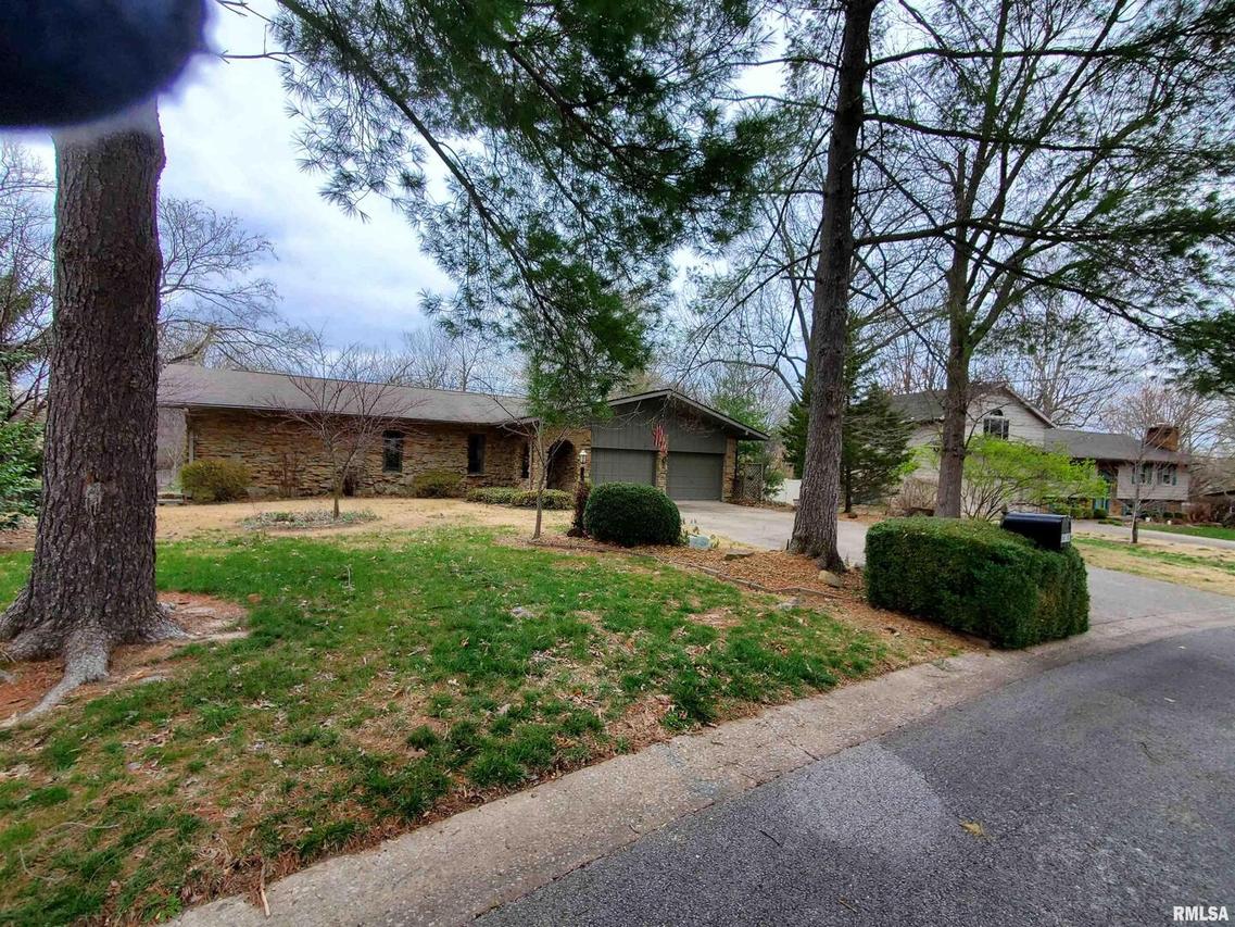 610 Country Club Ln., Carterville, IL 62918