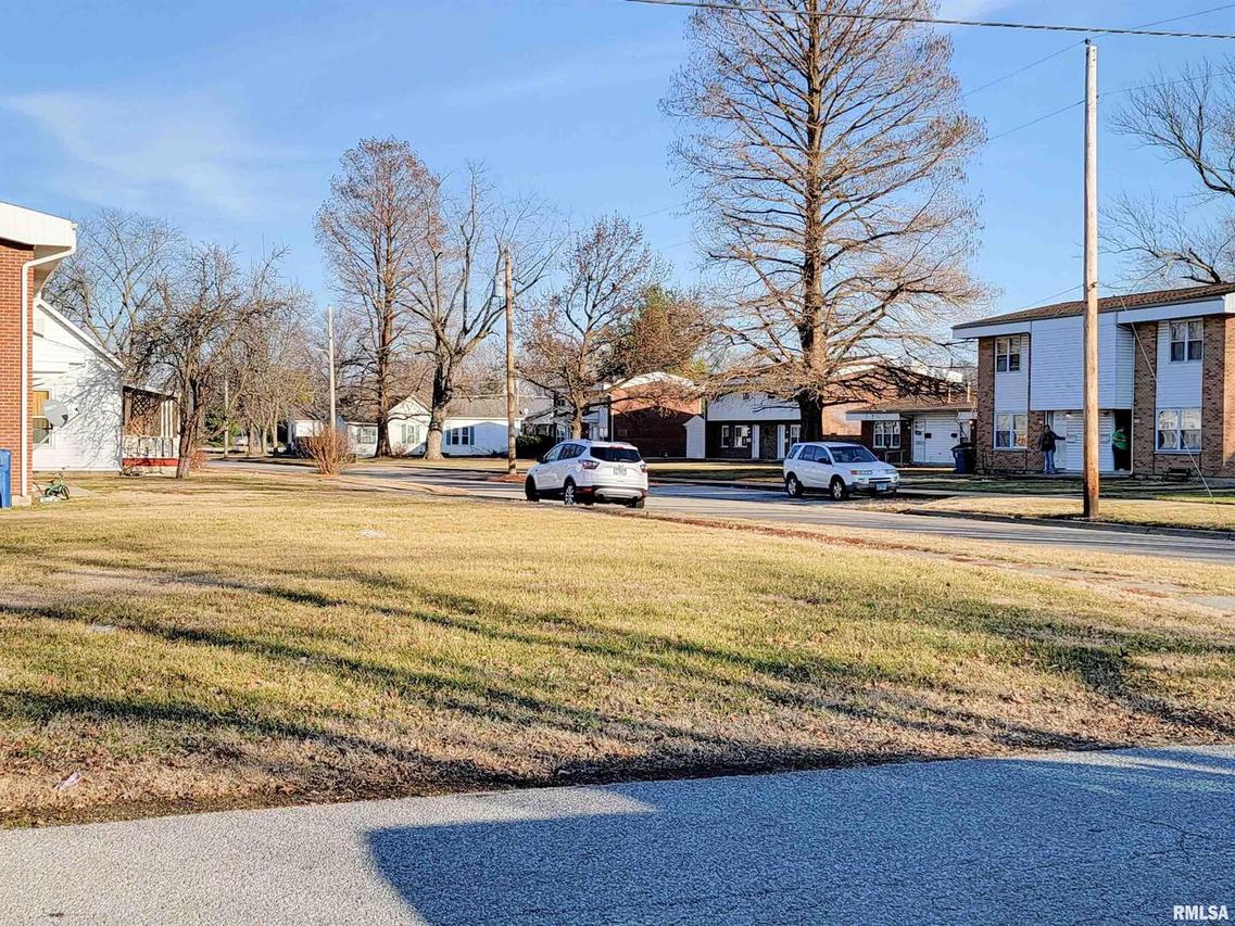 E 3rd St., Flora, IL 62839