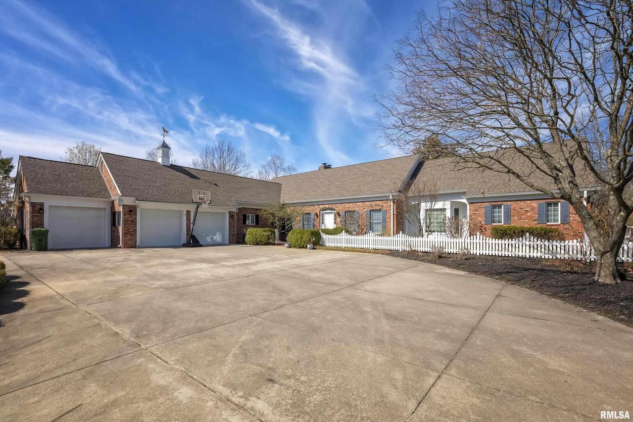 1933 Boskydell Rd., Carbondale, IL 62902