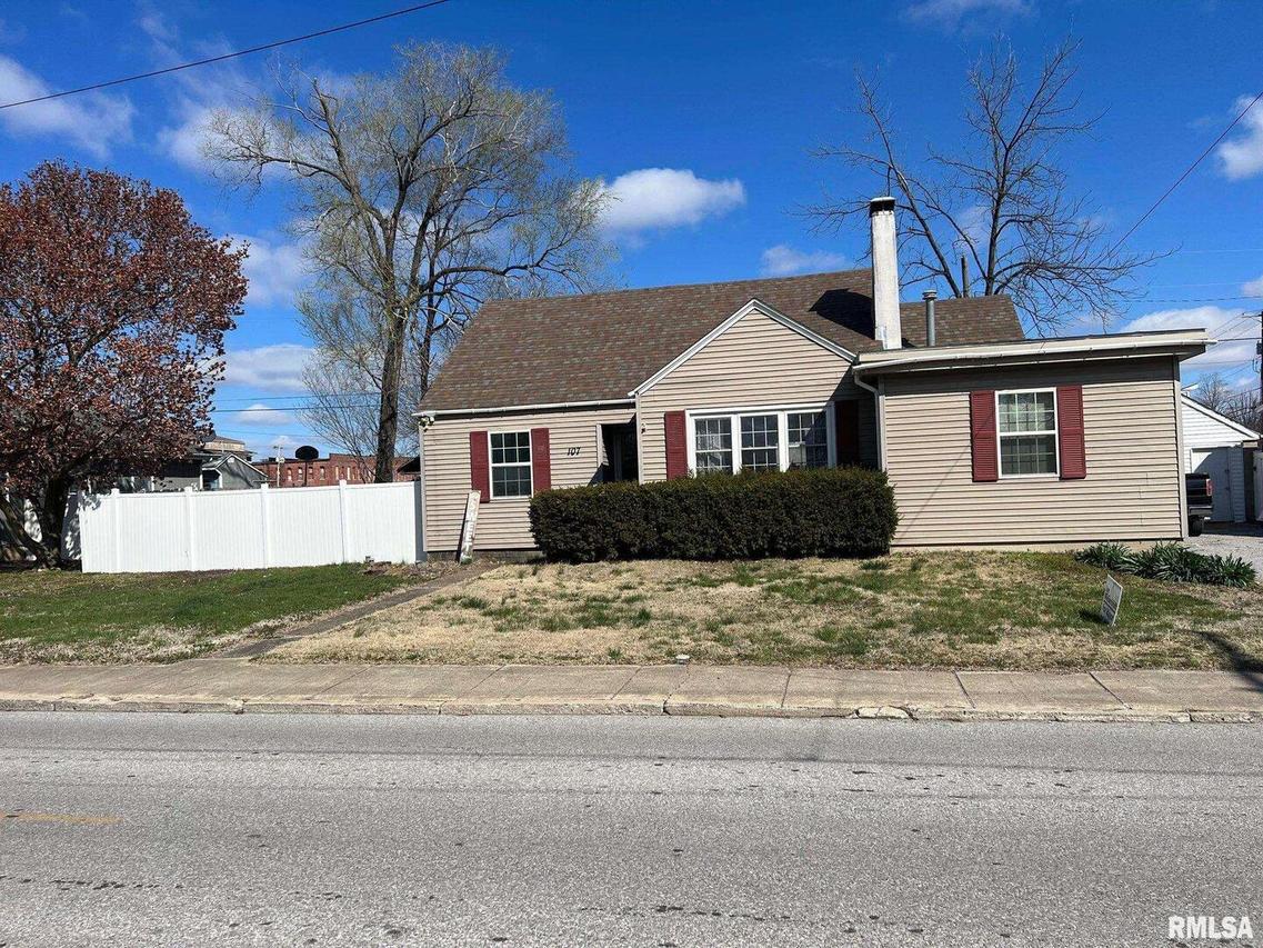 107 E Webster St., Benton, IL 62812