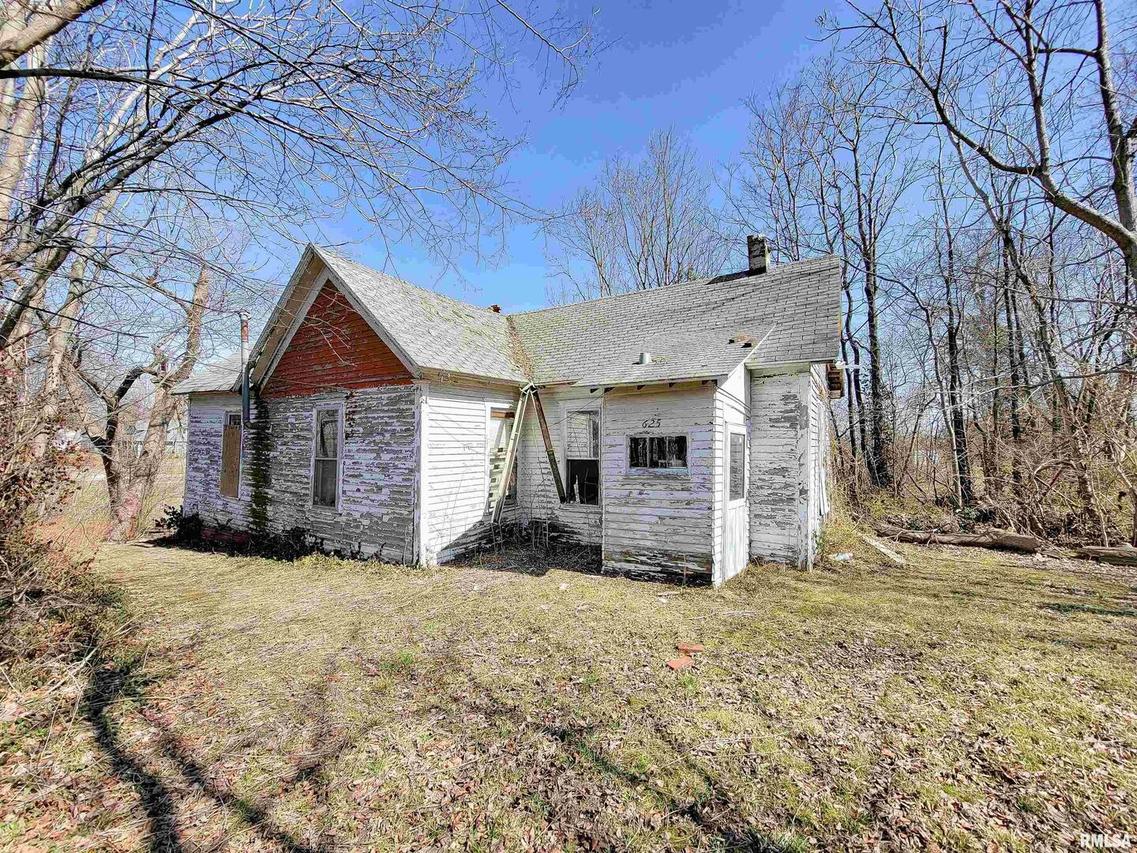 625 W Chestnut St., Louisville, IL 62858