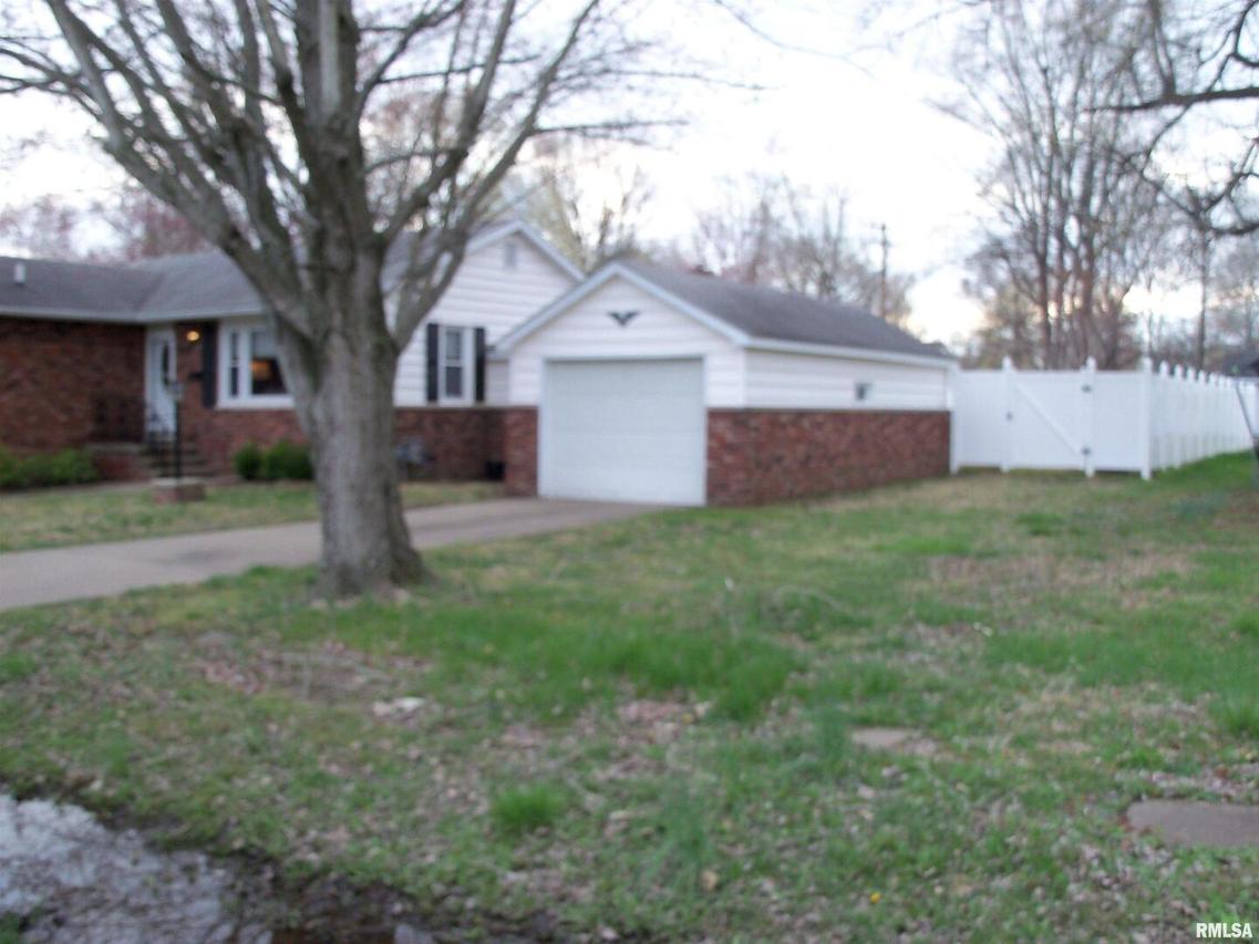 617 S 6th St., Herrin, IL 62948