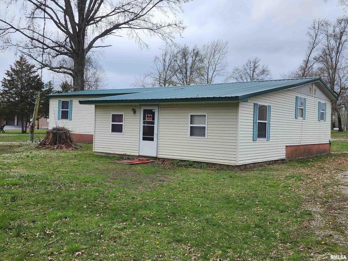 817 Blacksop Rd., Duquoin, IL 62274
