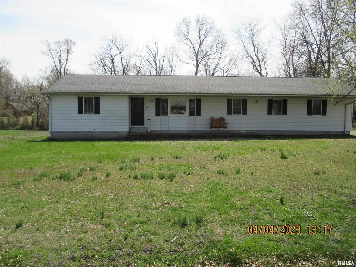 207 W Walnut Ave., Odin, IL 62870