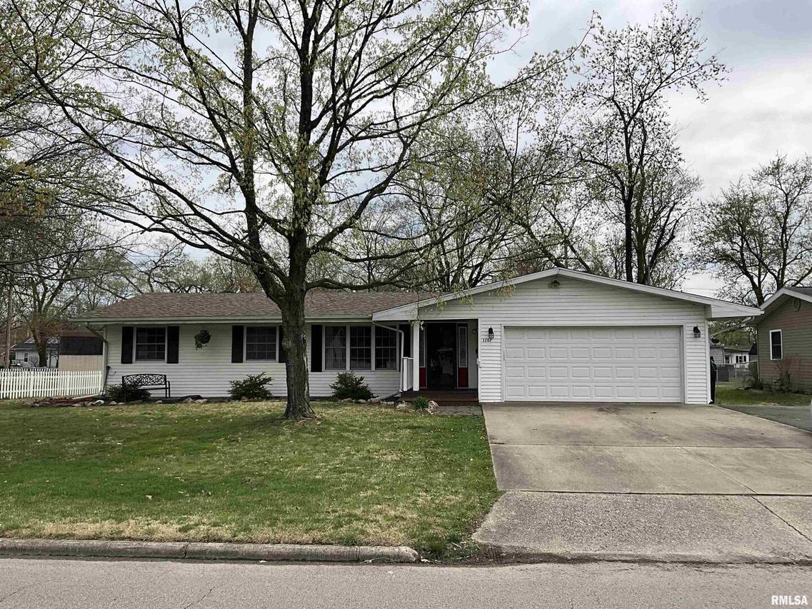 1107 W Boone St., Salem, IL 62881