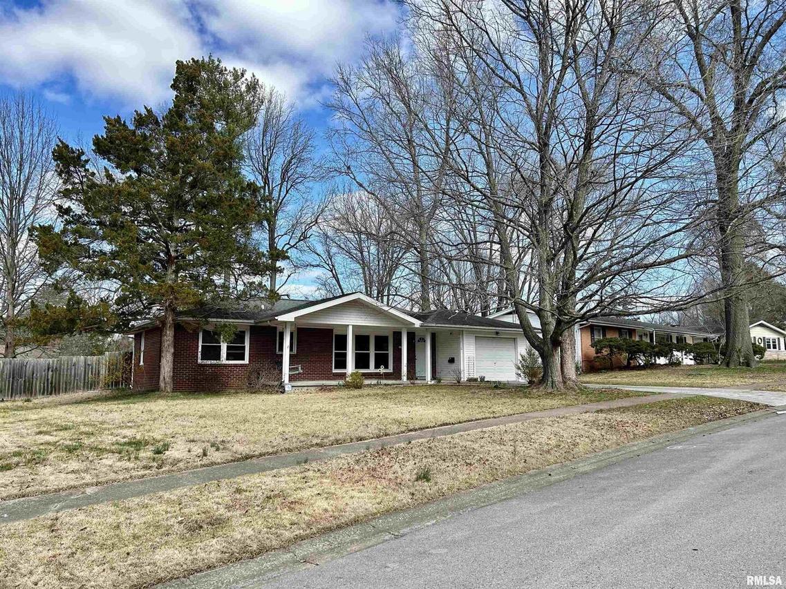 1404 W Taylor Dr., Carbondale, IL 62901