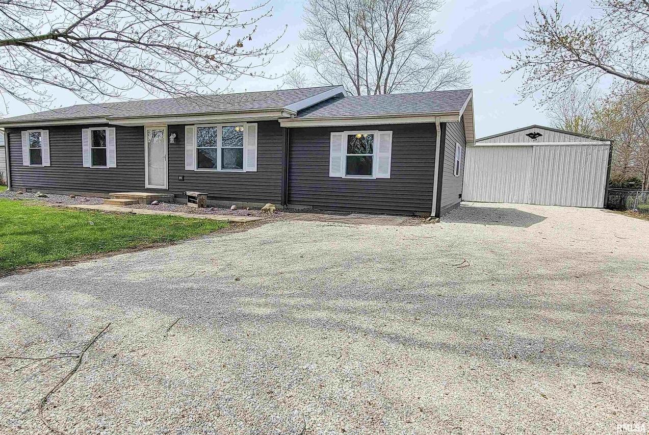 911 Lamson St., Flora, IL 62839