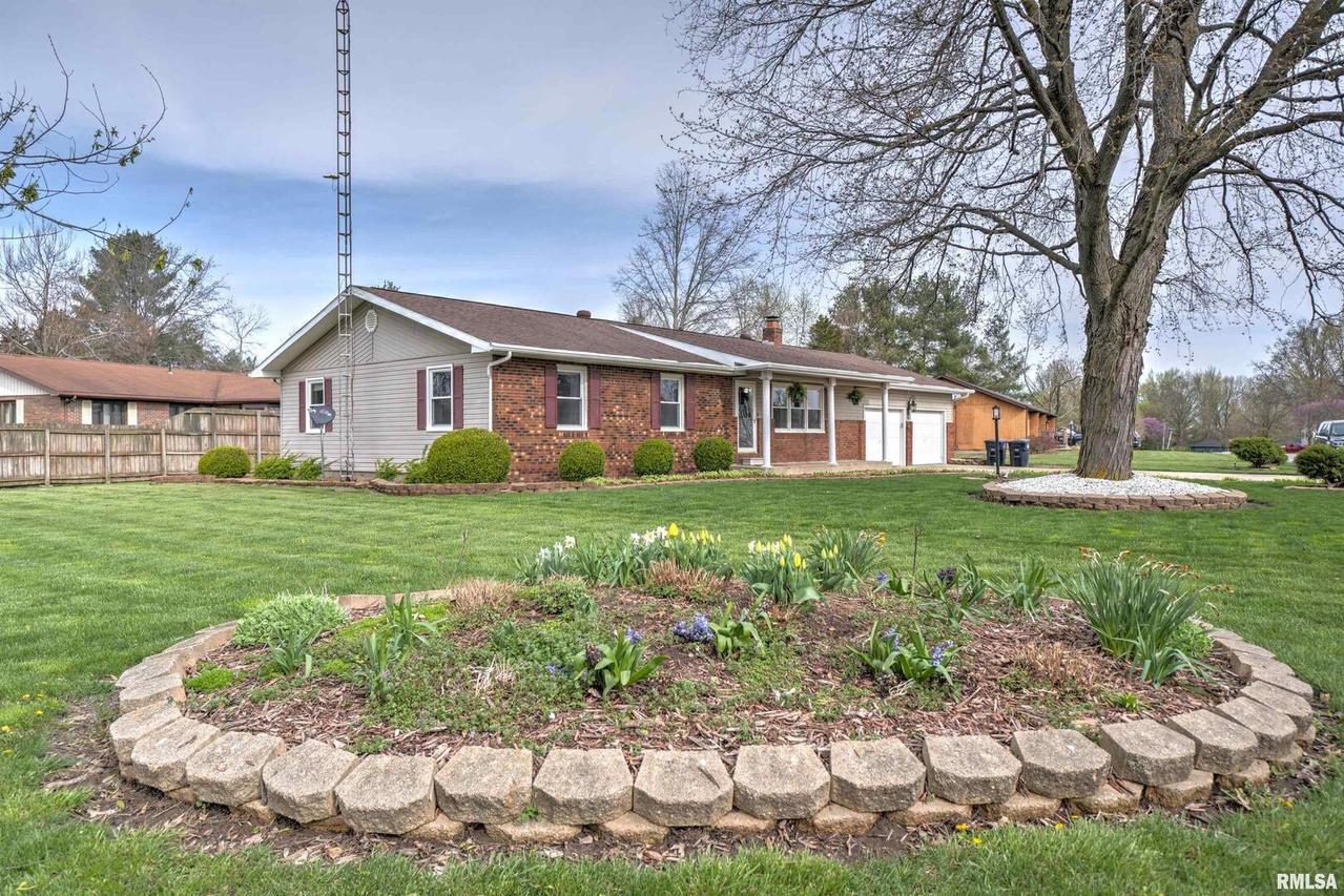 9 N Crestview Dr., Irvington, IL 62848