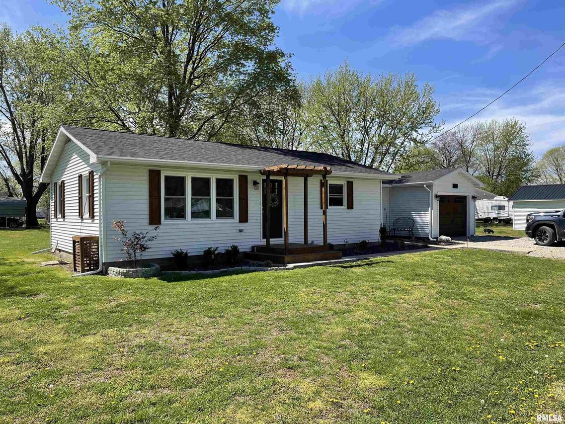 209 E Effingham Ave., Patoka, IL 62875