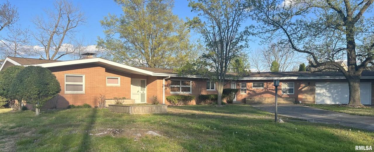 960 S Lake Dr., Duquoin, IL 62832