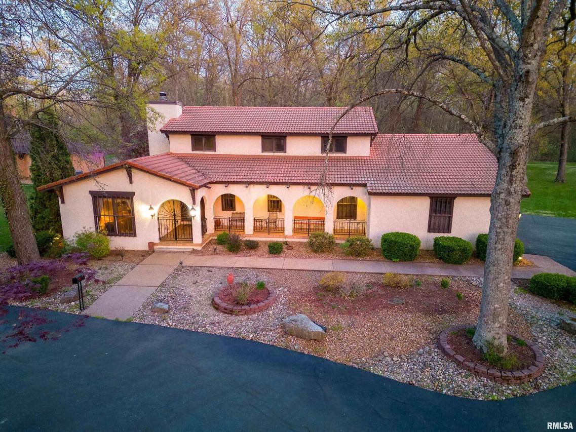 1665 Hawthorn Rd., Salem, IL 62881