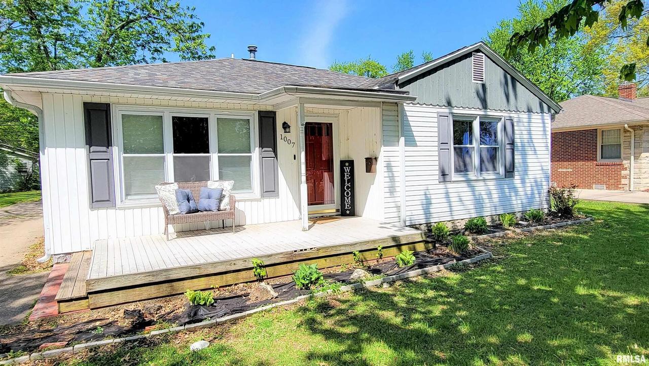 1007 Rider St., Flora, IL 62839