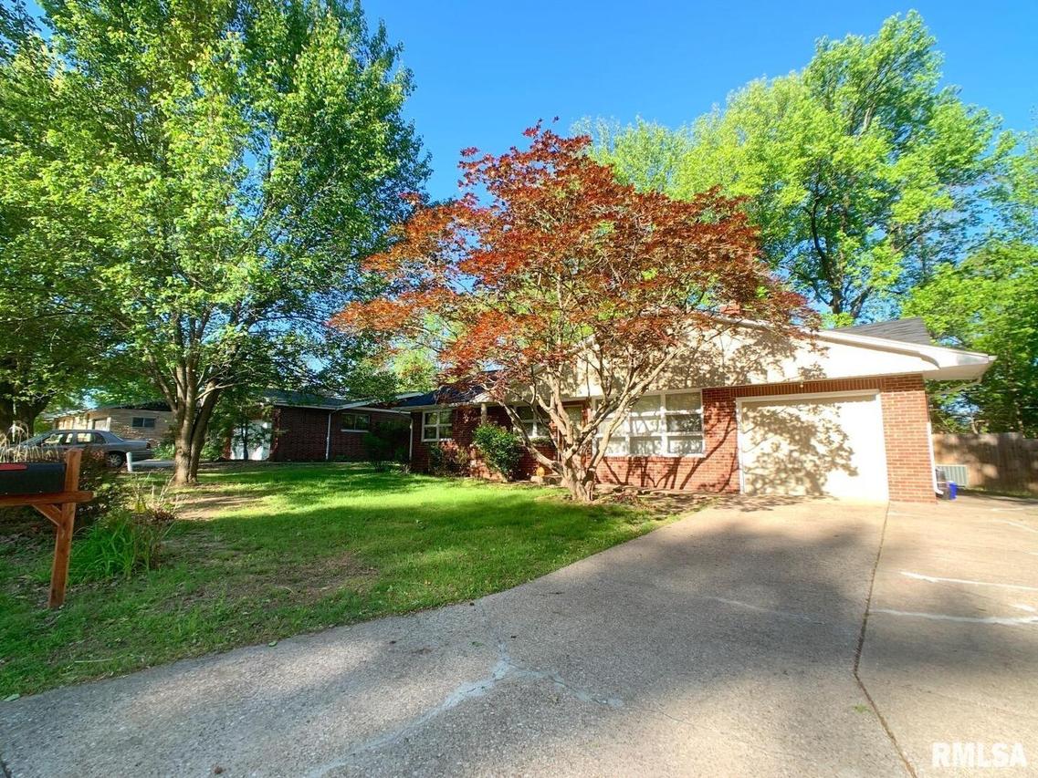 810 S Skyline Dr., Carbondale, IL 62901