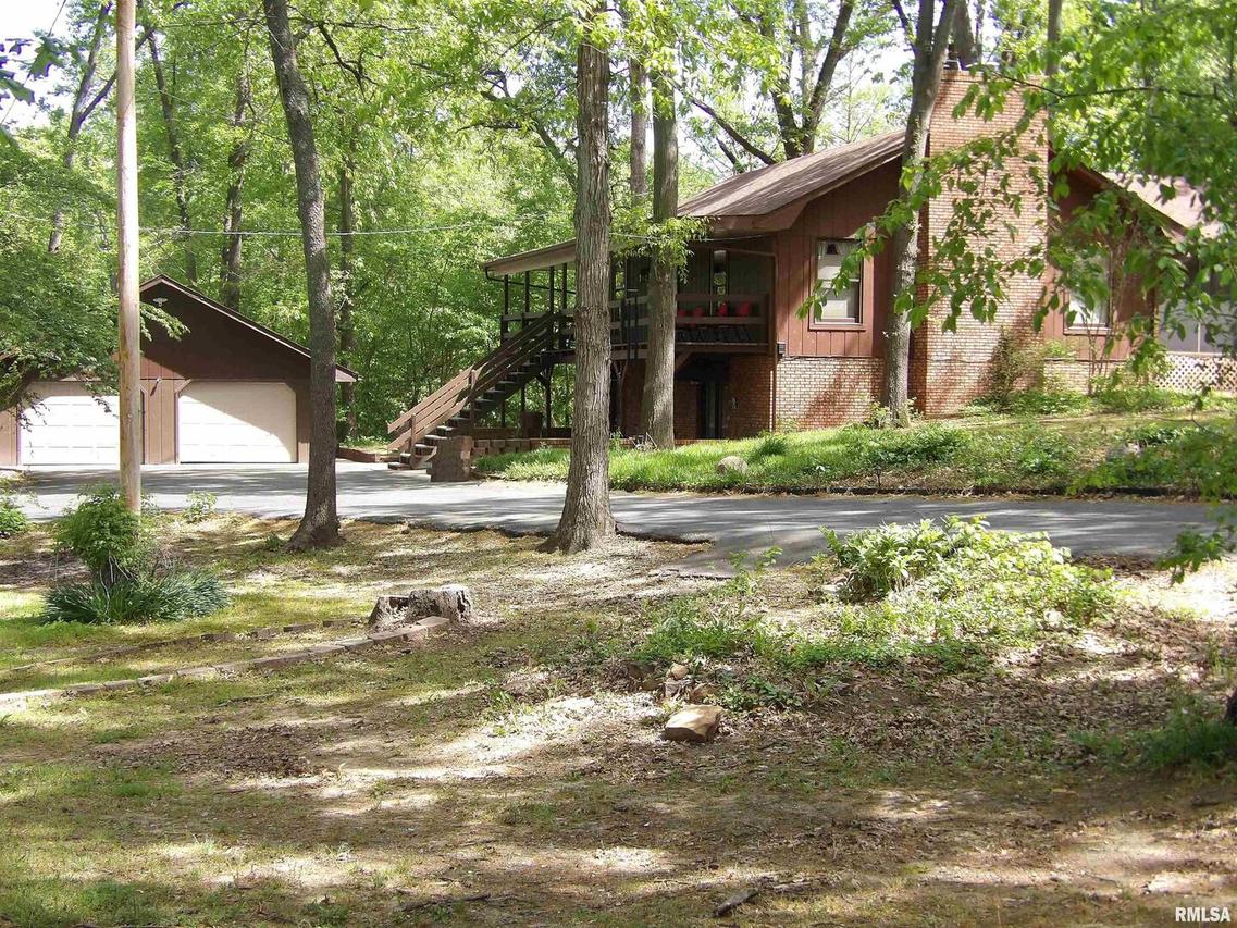 1005 E Taylor St., Benton, IL