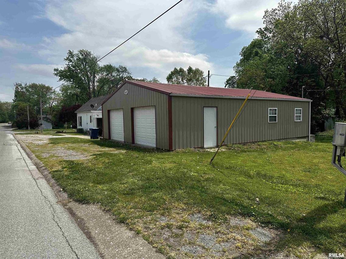 205 Sycamore St., Carmi, IL 62821